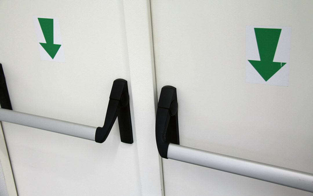 Montaggio sistemi di chiusura e sistemi antipanico