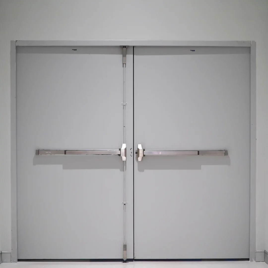 Installazione sistemi antipanico - Installazione di maniglioni antipanico su porte di emergenza - Fabbro San Donà di Piave Marcuzzo Mirco