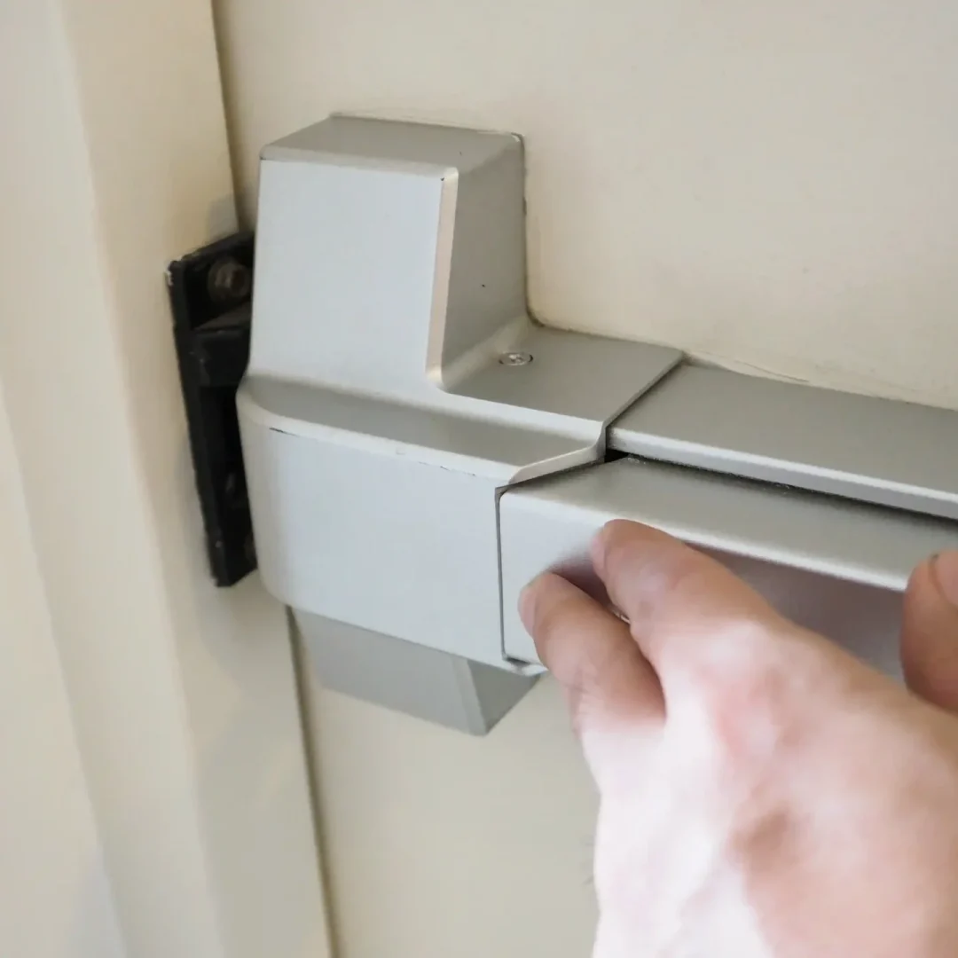 Installazione sistemi e maniglioni antipanico su porte di emergenza - Fabbro San Donà di Piave Marcuzzo Mirco